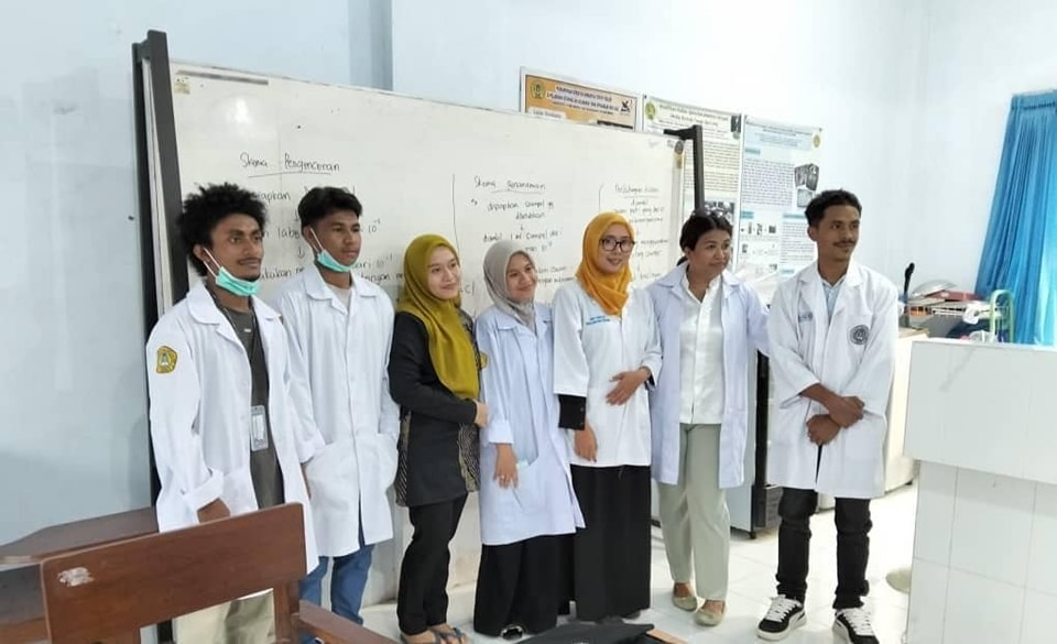ESTUDANTE NAIN 3 HUSI FTA HO DOSENTE SRA. JOANA HALAO PRATIKA HAMUTUK IHA LABORATORIUM KIMIA AIHAN K